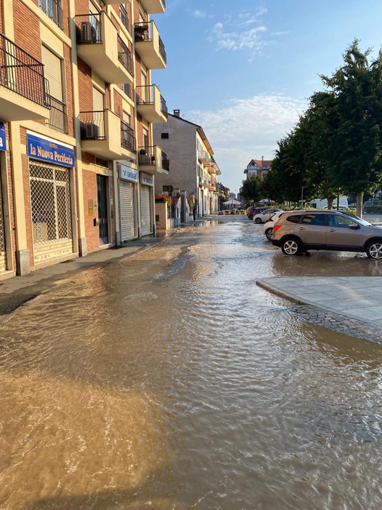 Guasto a Chivasso, allagata piazza Noè. Rubinetti a secco