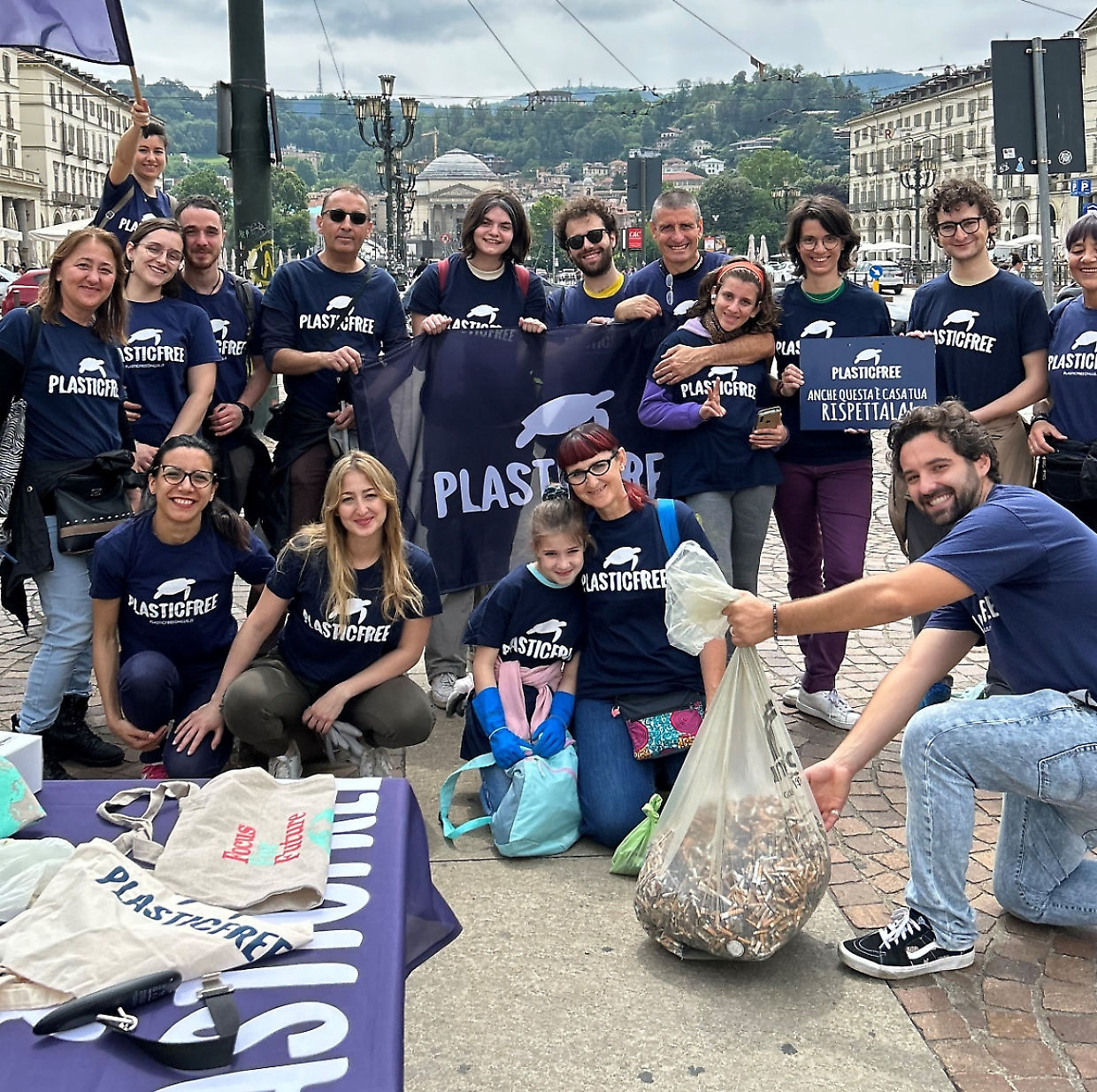 L'intervento dei volontari di Plastic free