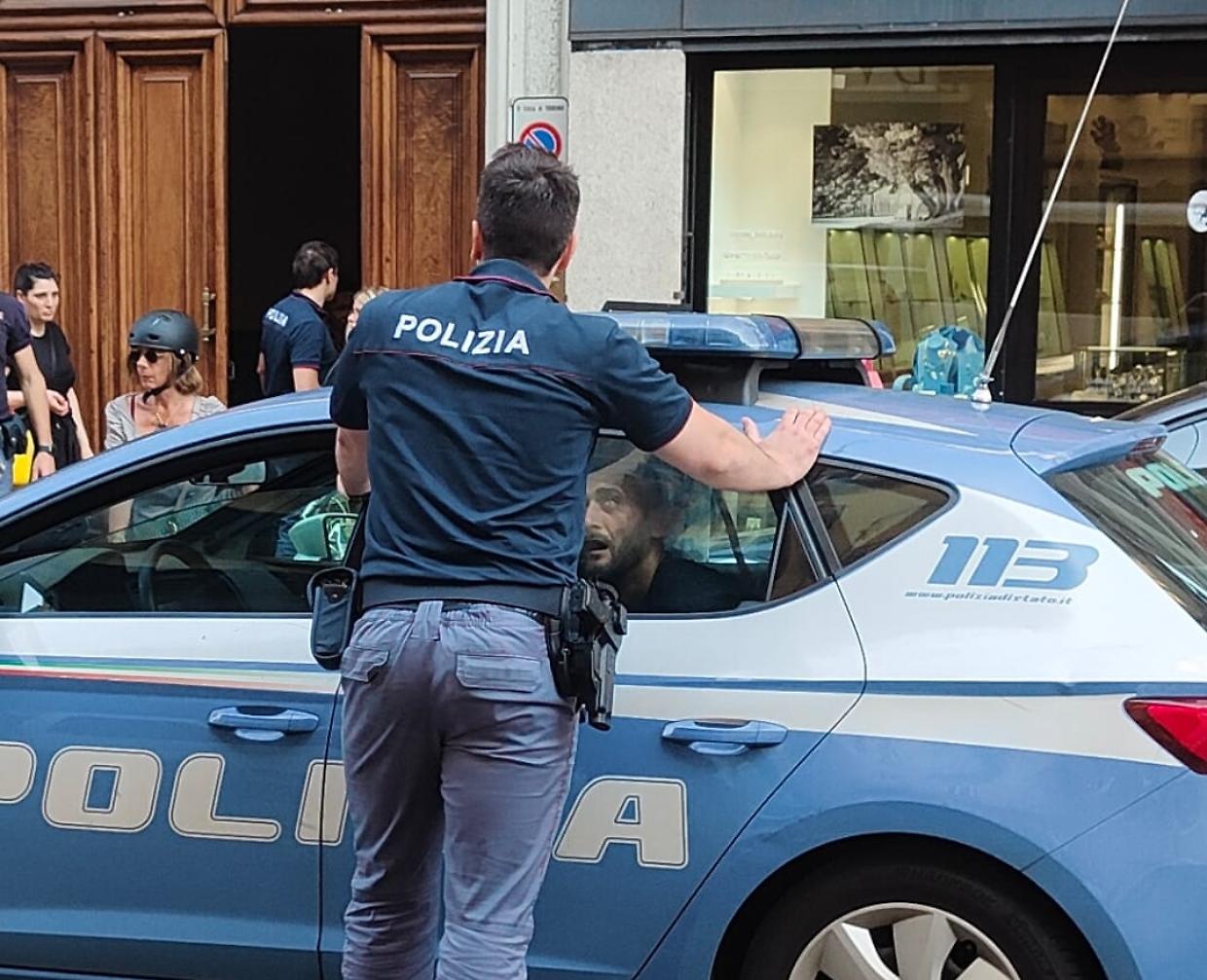 Ecco il ladro che ha picchiato la giovane con un pugno in faccia 