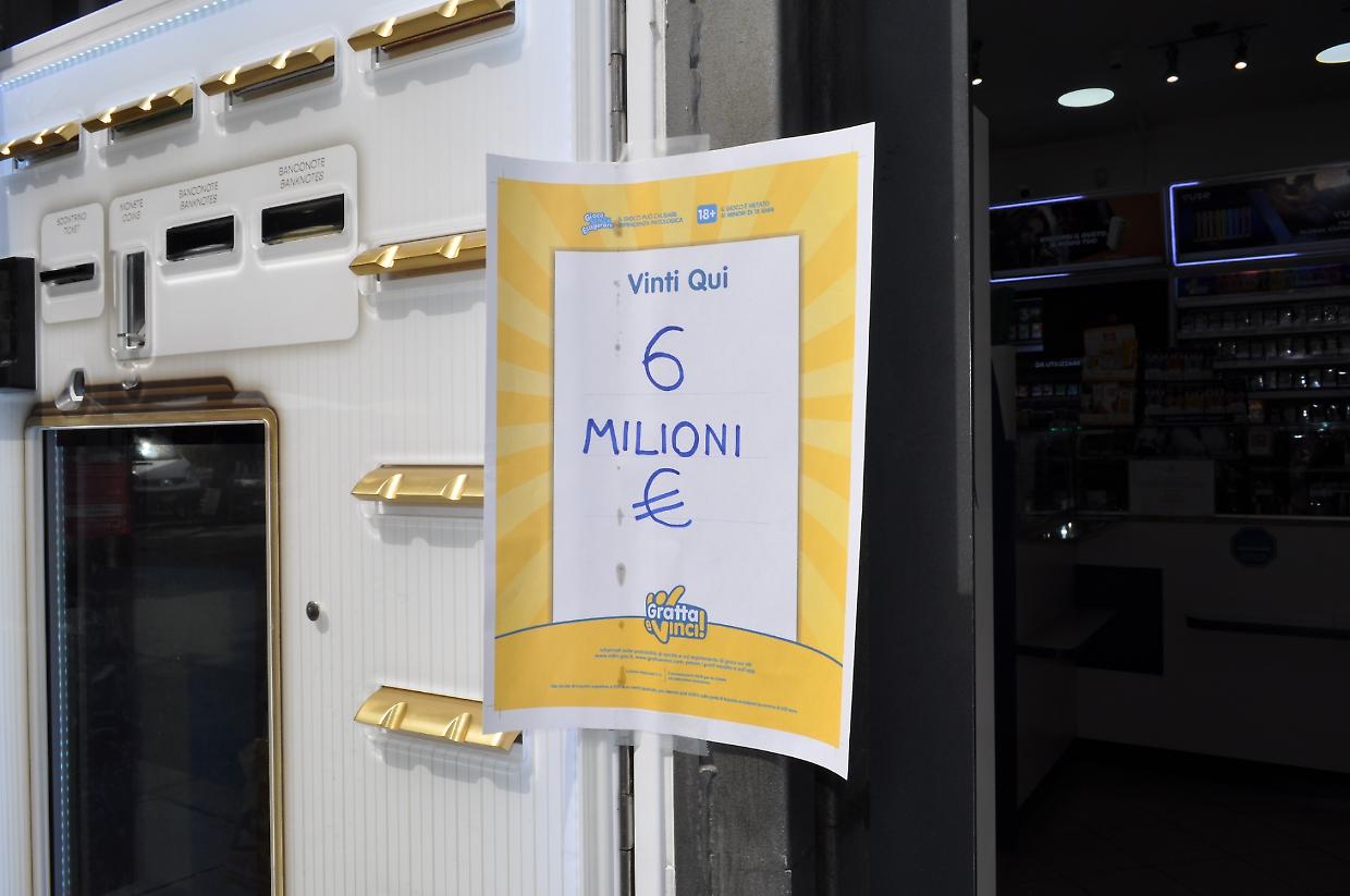 Il cartello con i 6 milioni vinti fuori dalla tabaccheria di corso Svizzera