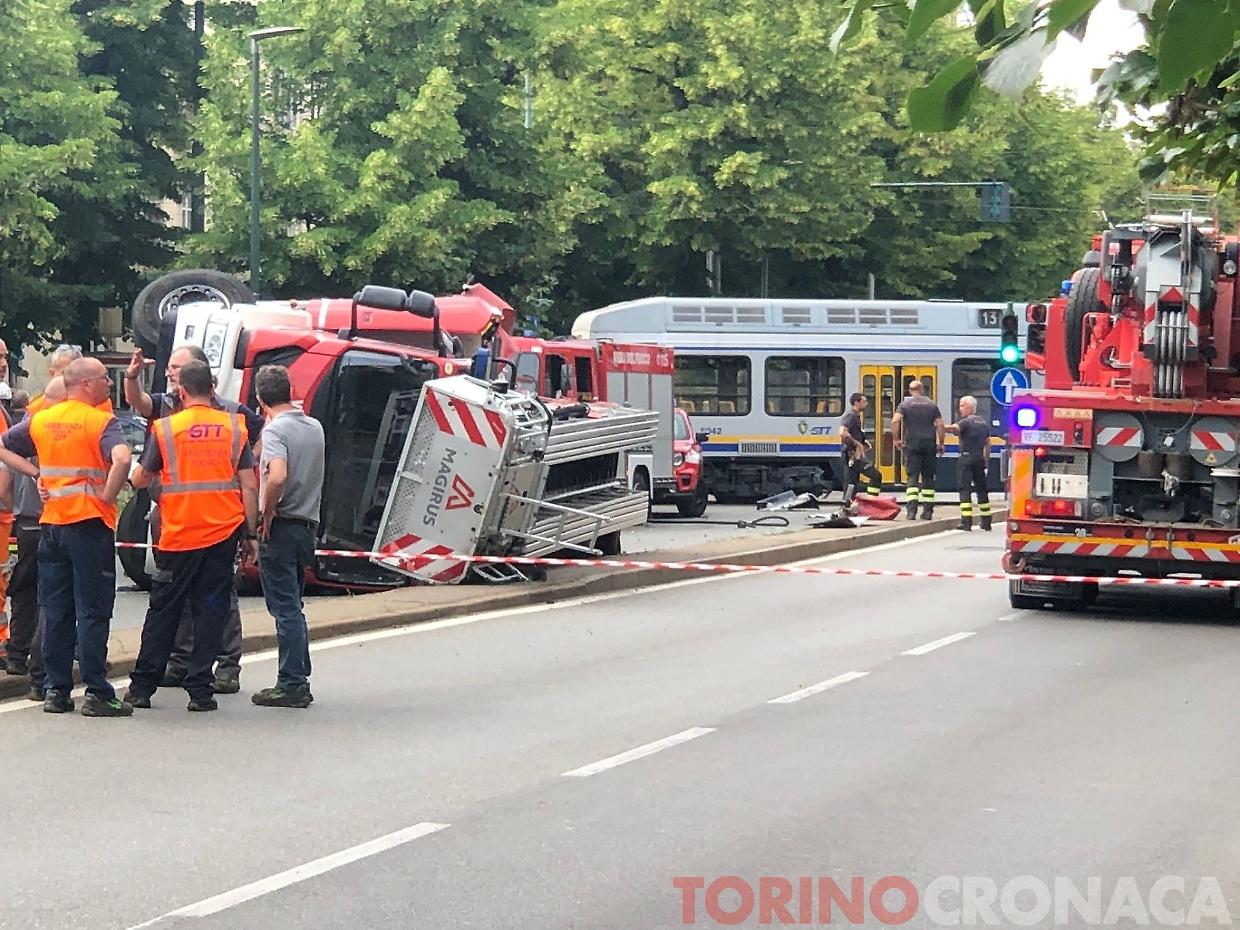 Tram contro autoscala dei pompieri, corso Lecce paralizzato per l'incidente