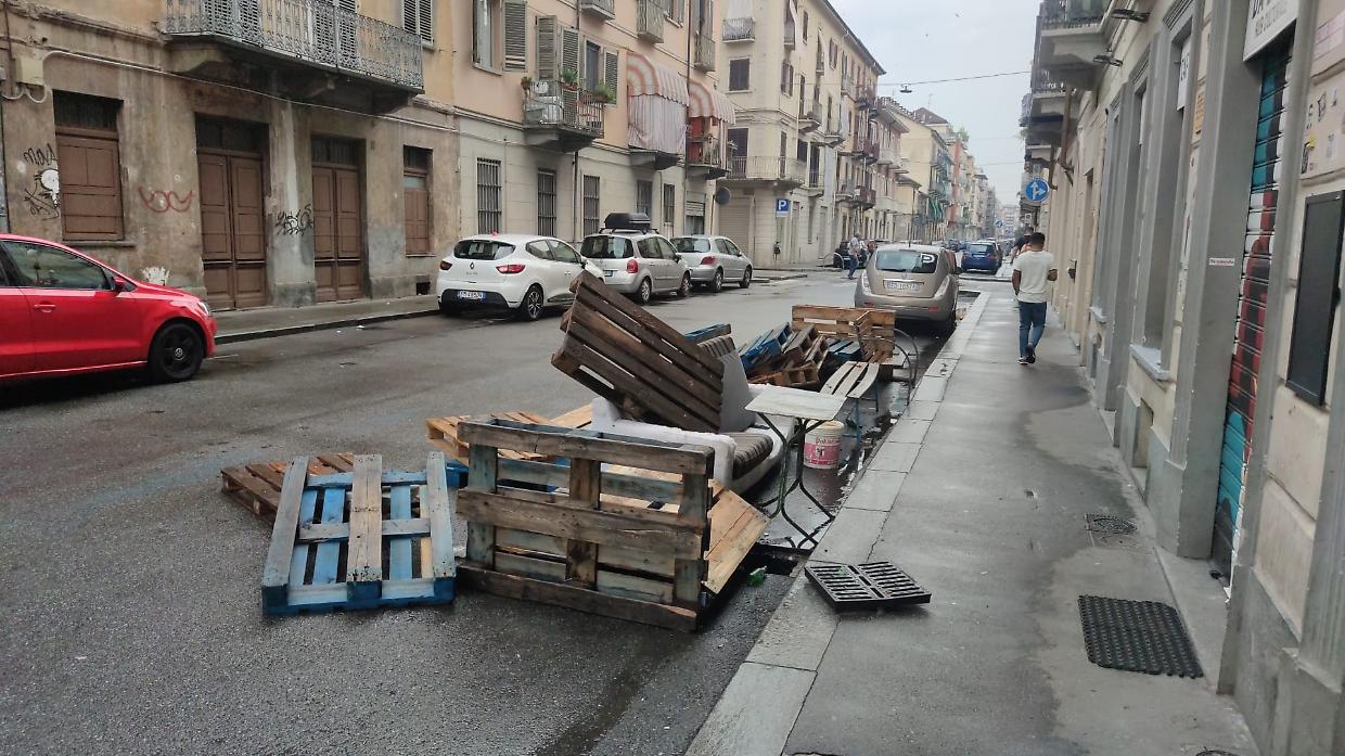 Devastato il dehor dello storico bar di via Leinì: «Qui è peggio di Scampia, voglio cedere il locale»