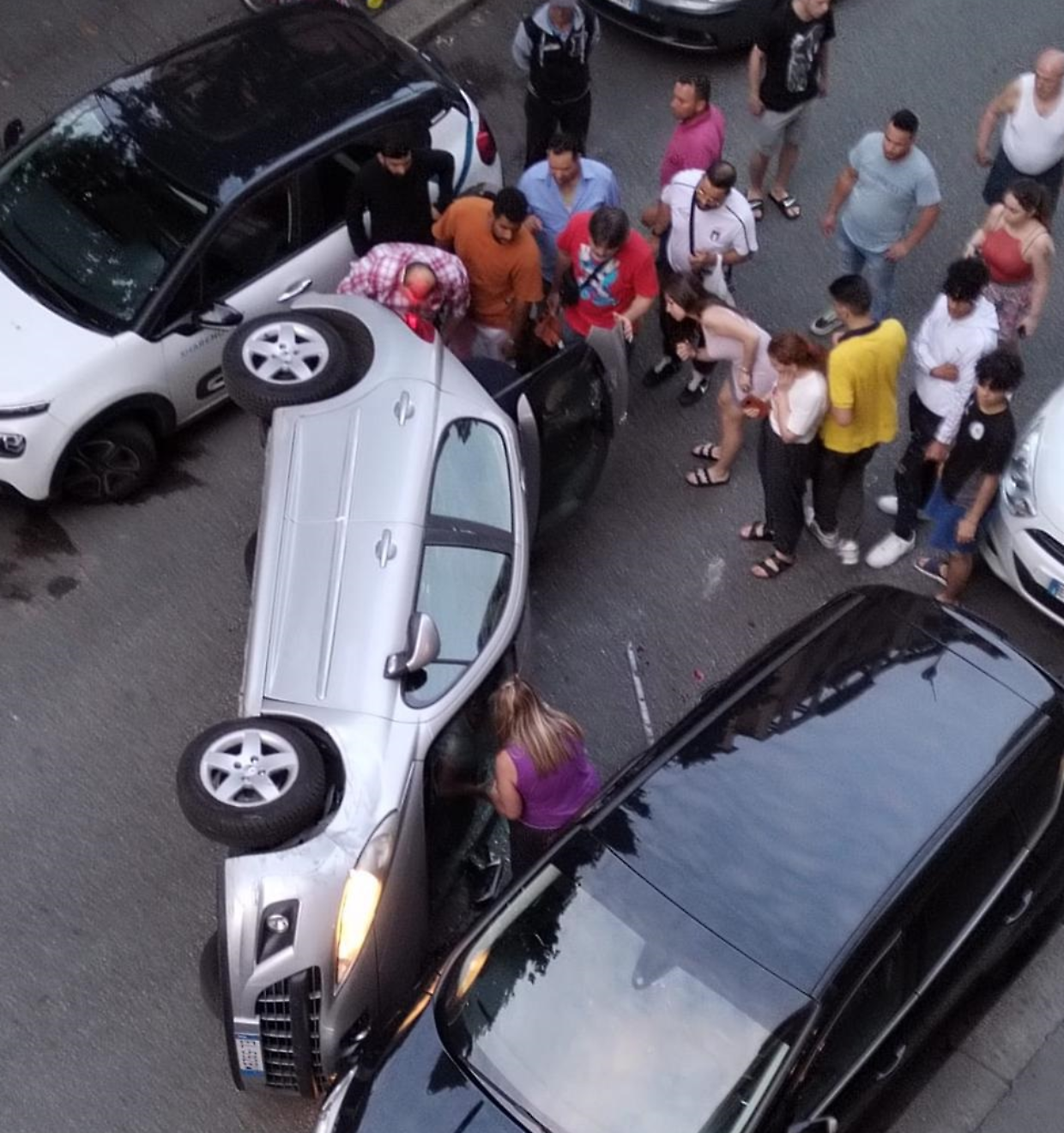 L'auto ribaltata in via Lodi