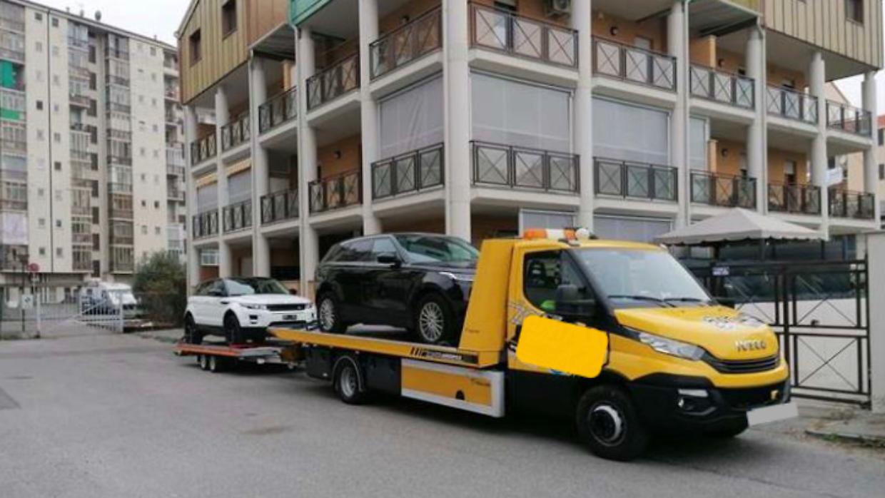 Il carro attrezzi sloveno recupera le auto rubate in via Pinchia, a Torino