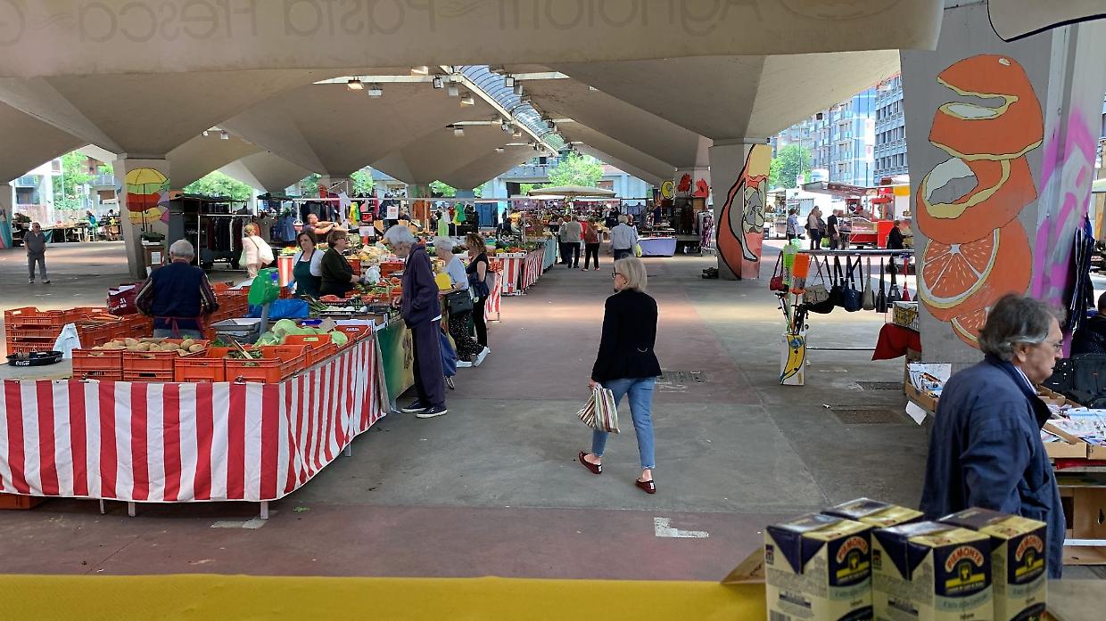 Il mercato di piazza don Grioli. Tanti spazi vuoti e banchi che non ci sono più