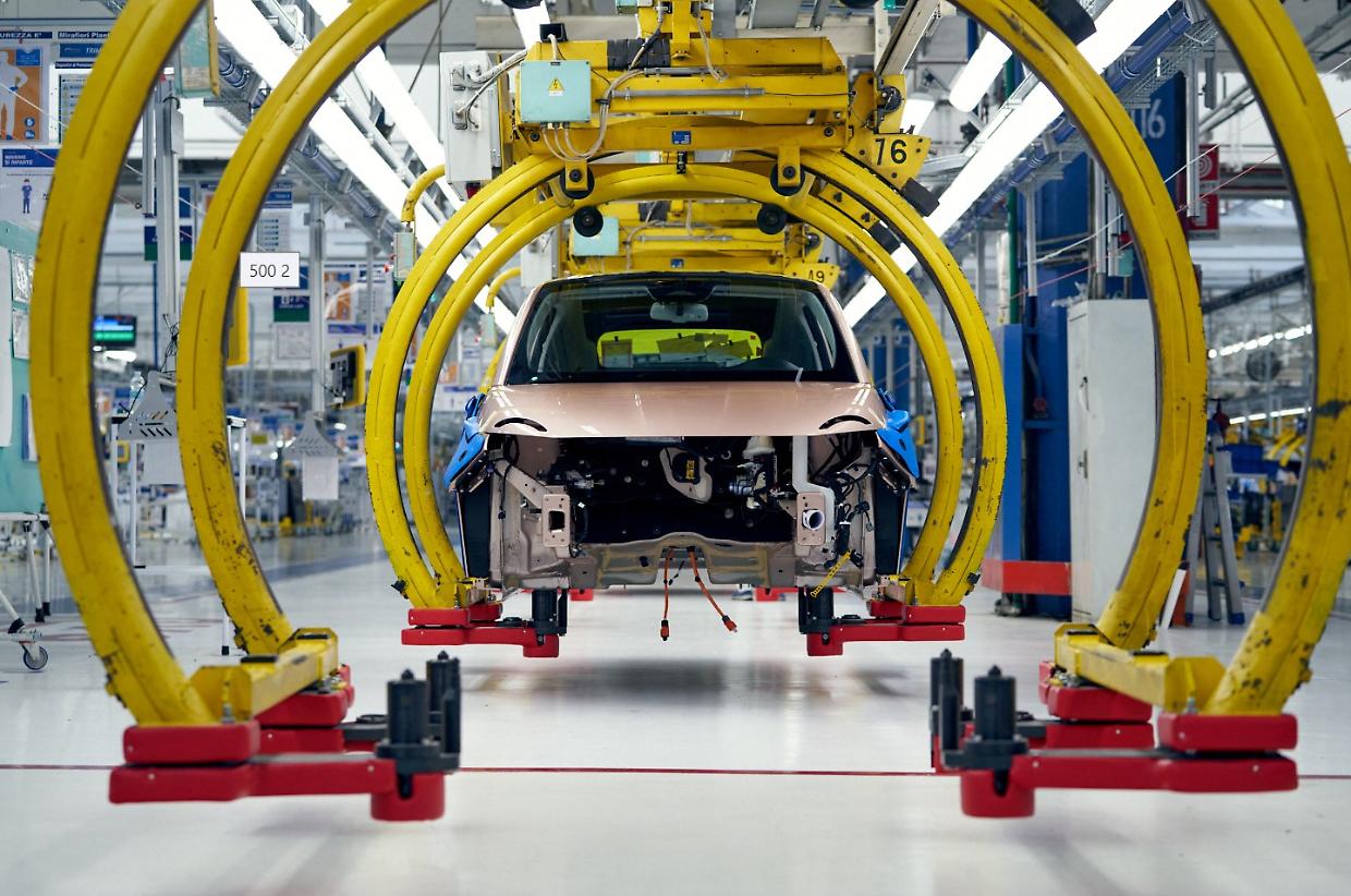 Stellantis, all’Italia soltanto promesse. Anche il marchio Fiat è fatto all’estero