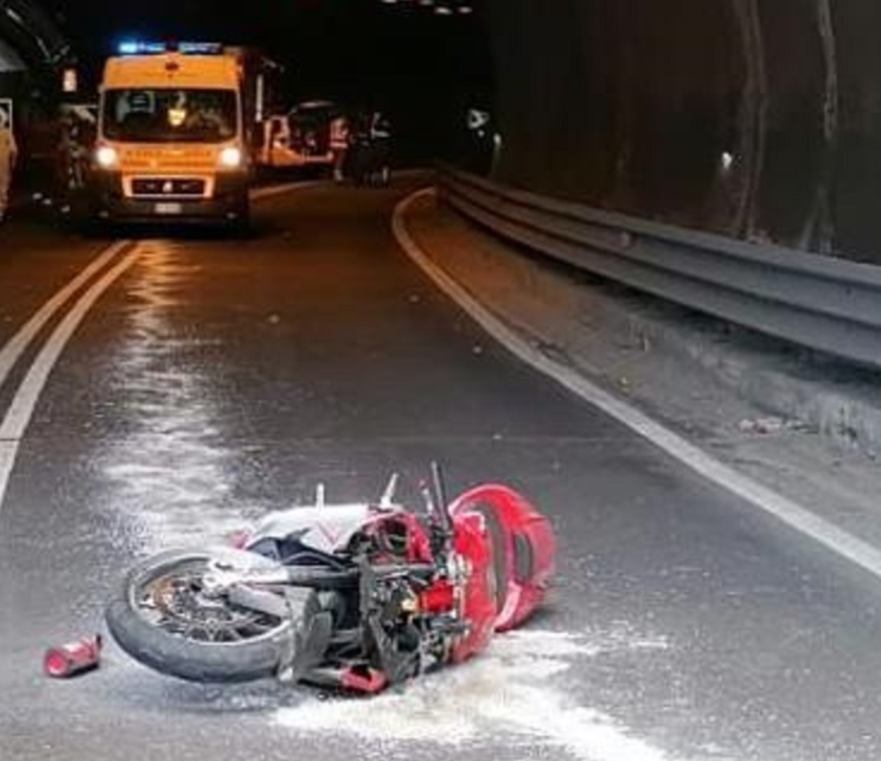 Con la moto si schianta contro il muro del tunne e muore sul colpo