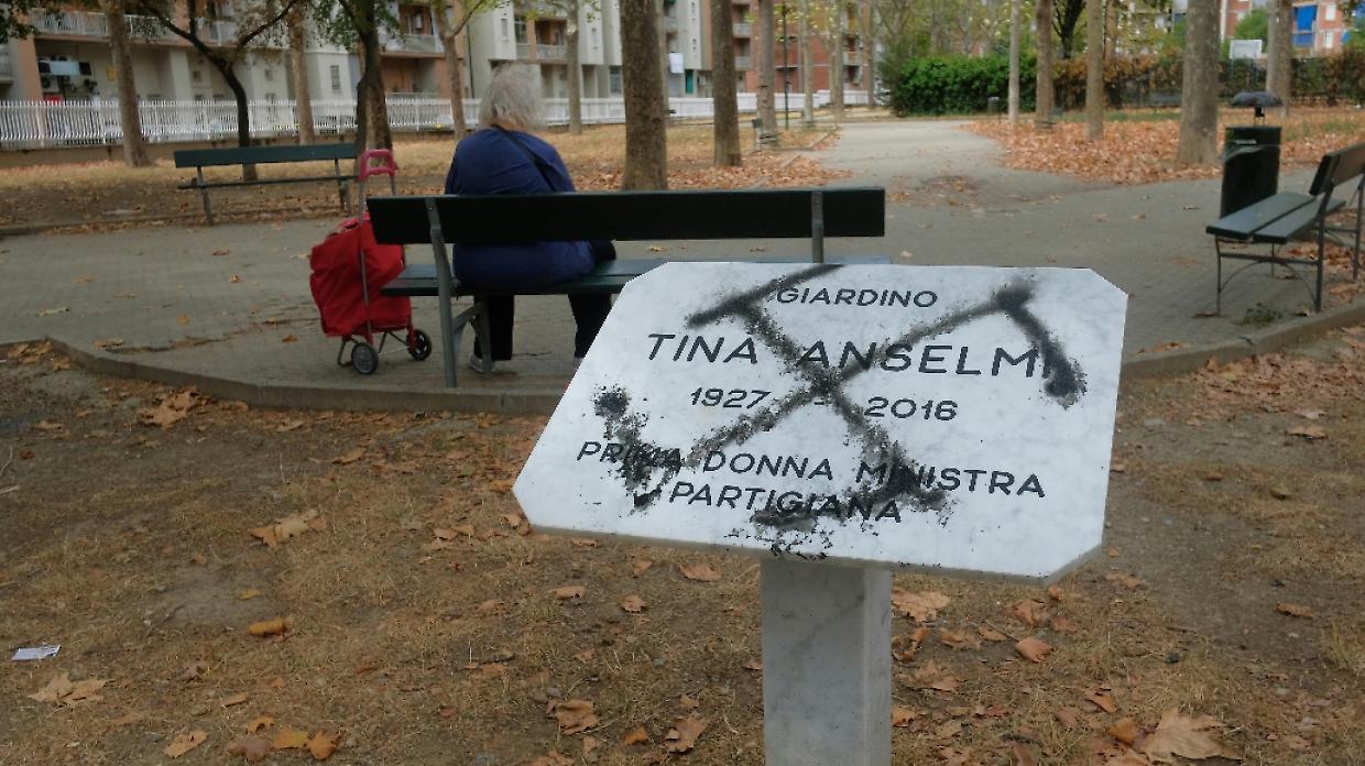 La svastica sulla targa di Tina Anselmi
