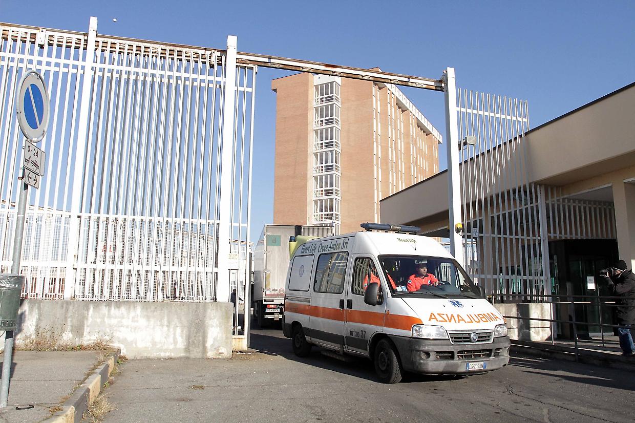 Appicca il fuoco alla propria cella e pesta l'agente accorso a spegnere le fiamme