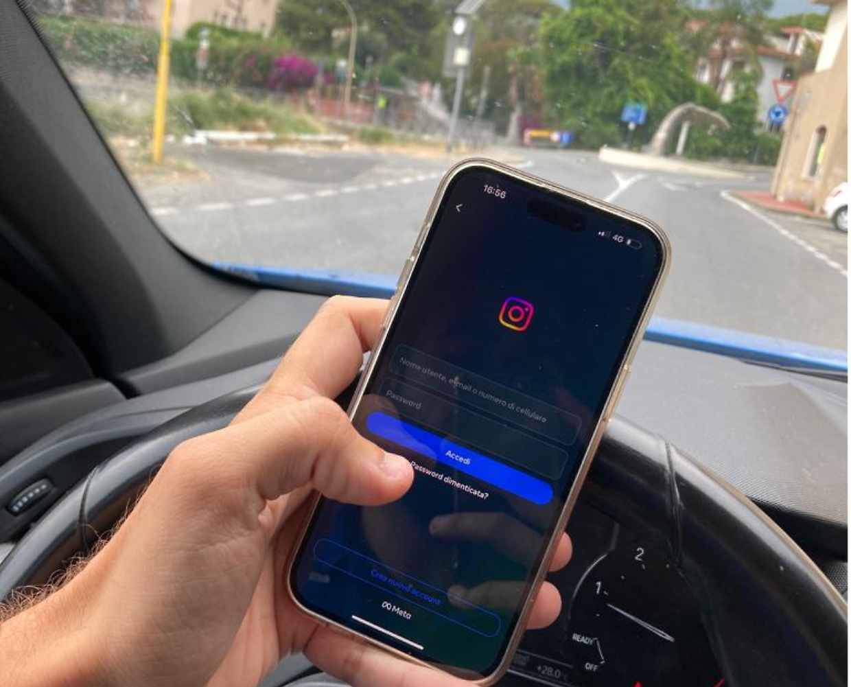Fermato in auto: «Sono in diretta Instagram con i miei follower»