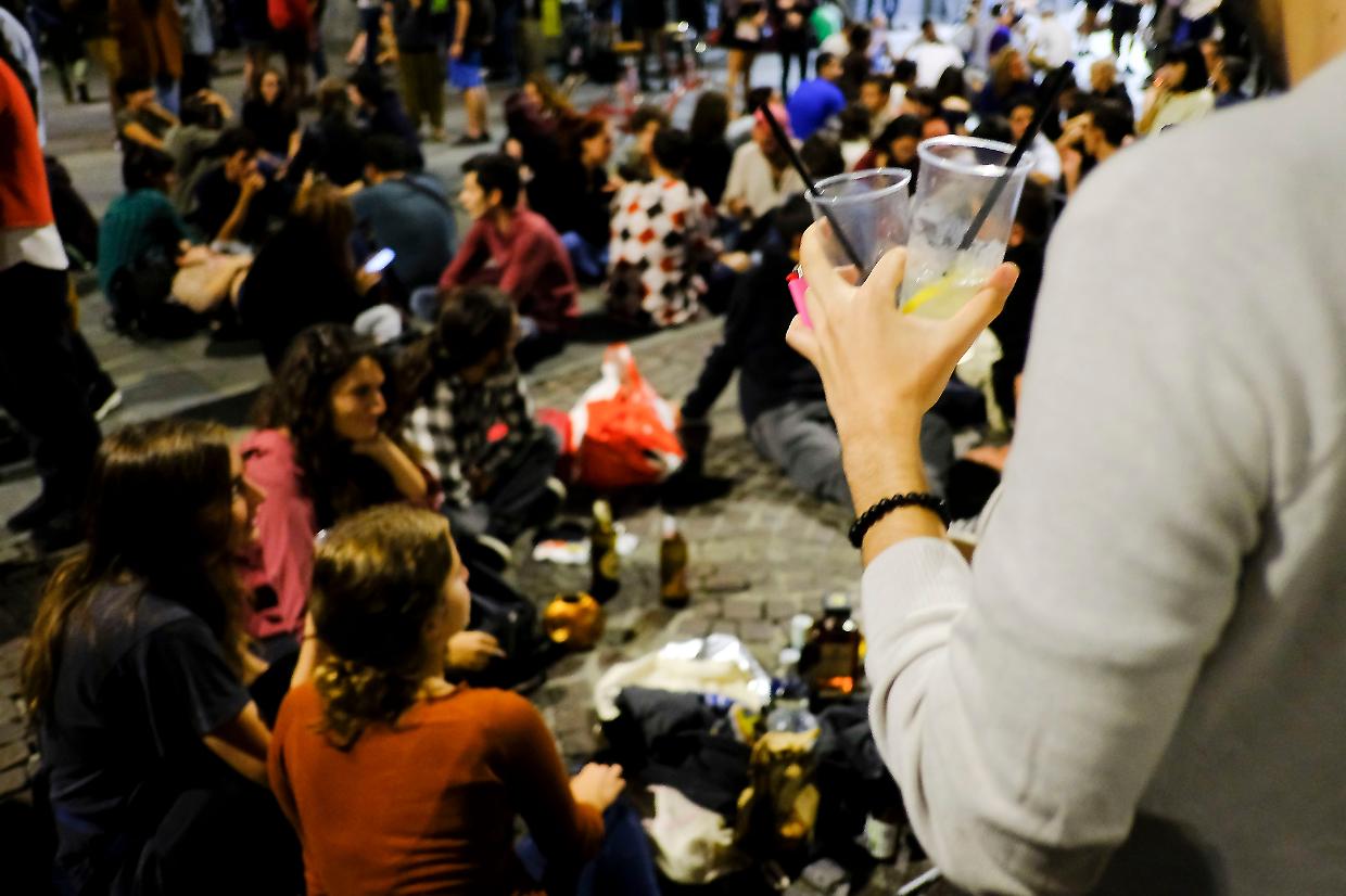 Pozzo Strada, notti di urla e rifiuti: feci nel cortile e 400 firme contro il degrado