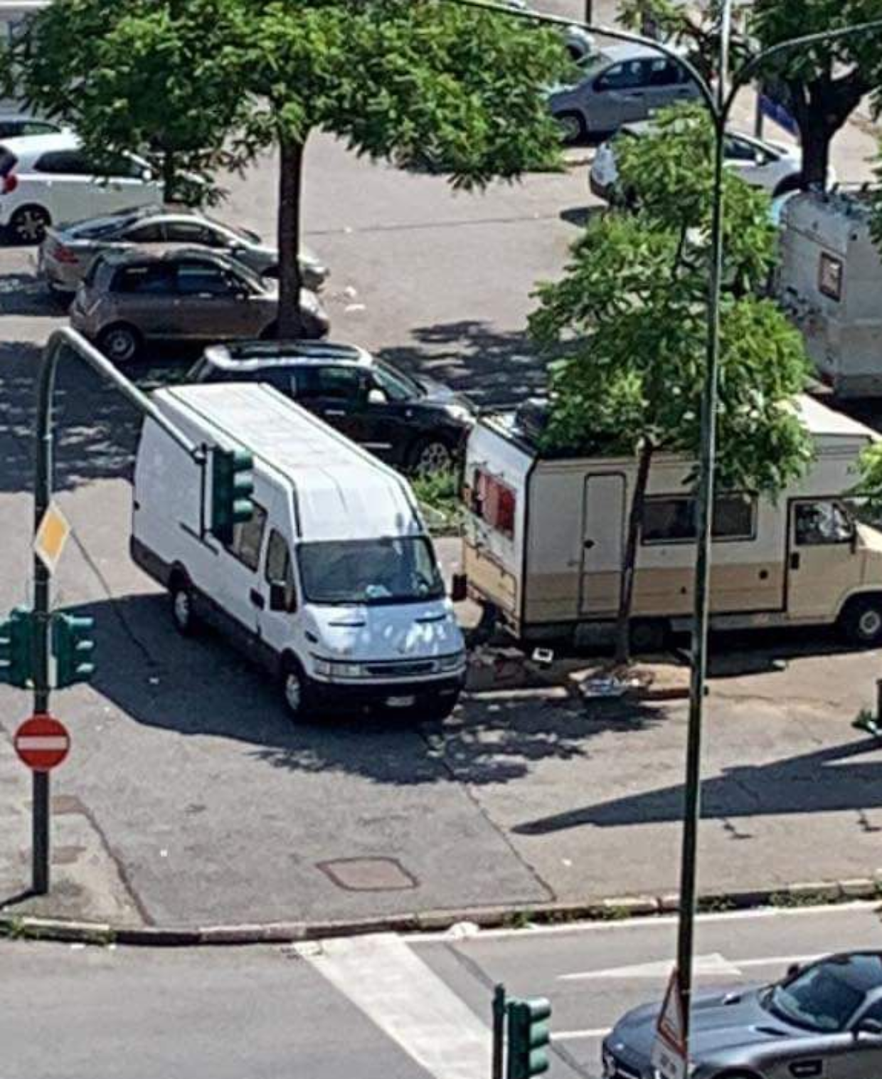 I camper in sosta in piazza Sofia