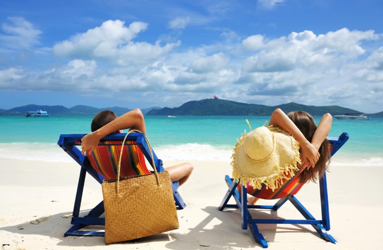 Stangata sulle vacanze: «Costano il 43% in più e i viaggi valgono oro»