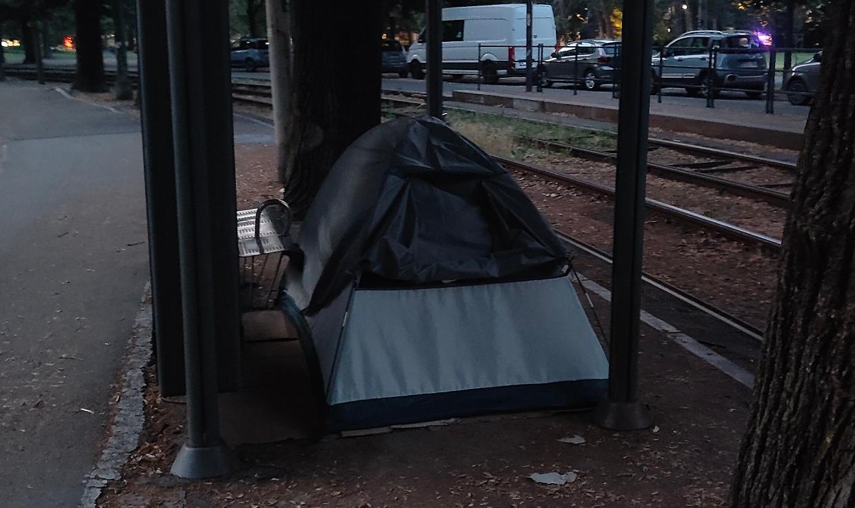 Allarme senzatetto “molesti” e sotto la pensilina del tram spunta una tenda da campeggio