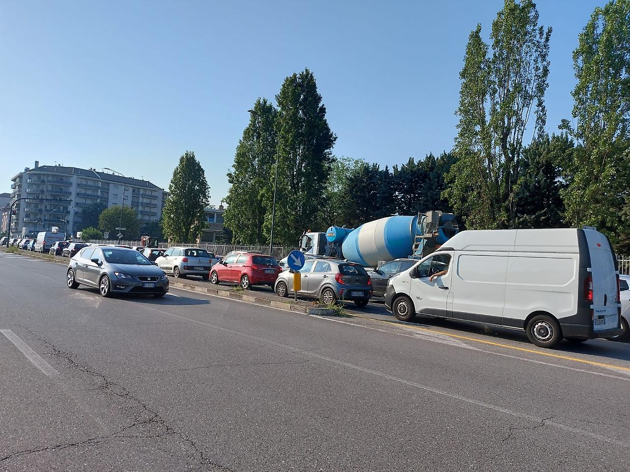 Traffico in via Tirreno con la nuova pista ciclabile