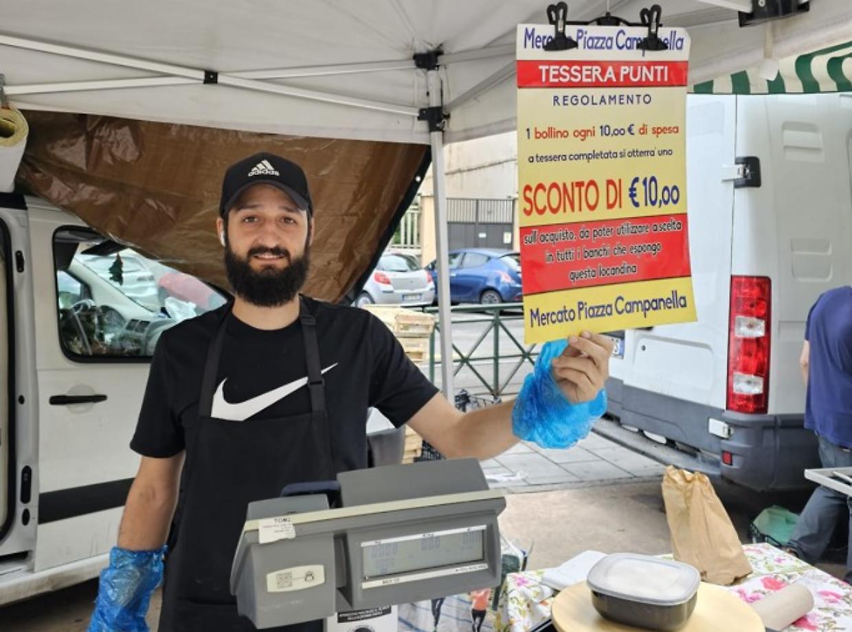 Gli ambulanti di Parella fanno gli sconti: «Vogliamo salvare  il nostro mercato con una tessera a punti»