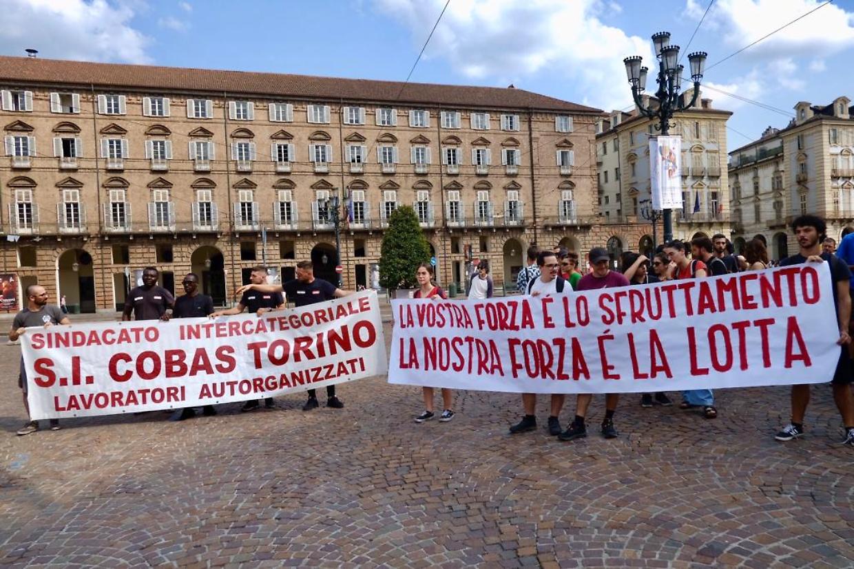 «Lavoriamo 15 ore di fila senza tutele». La protesta in Prefettura dei lavoratori di Mondo Convenienza