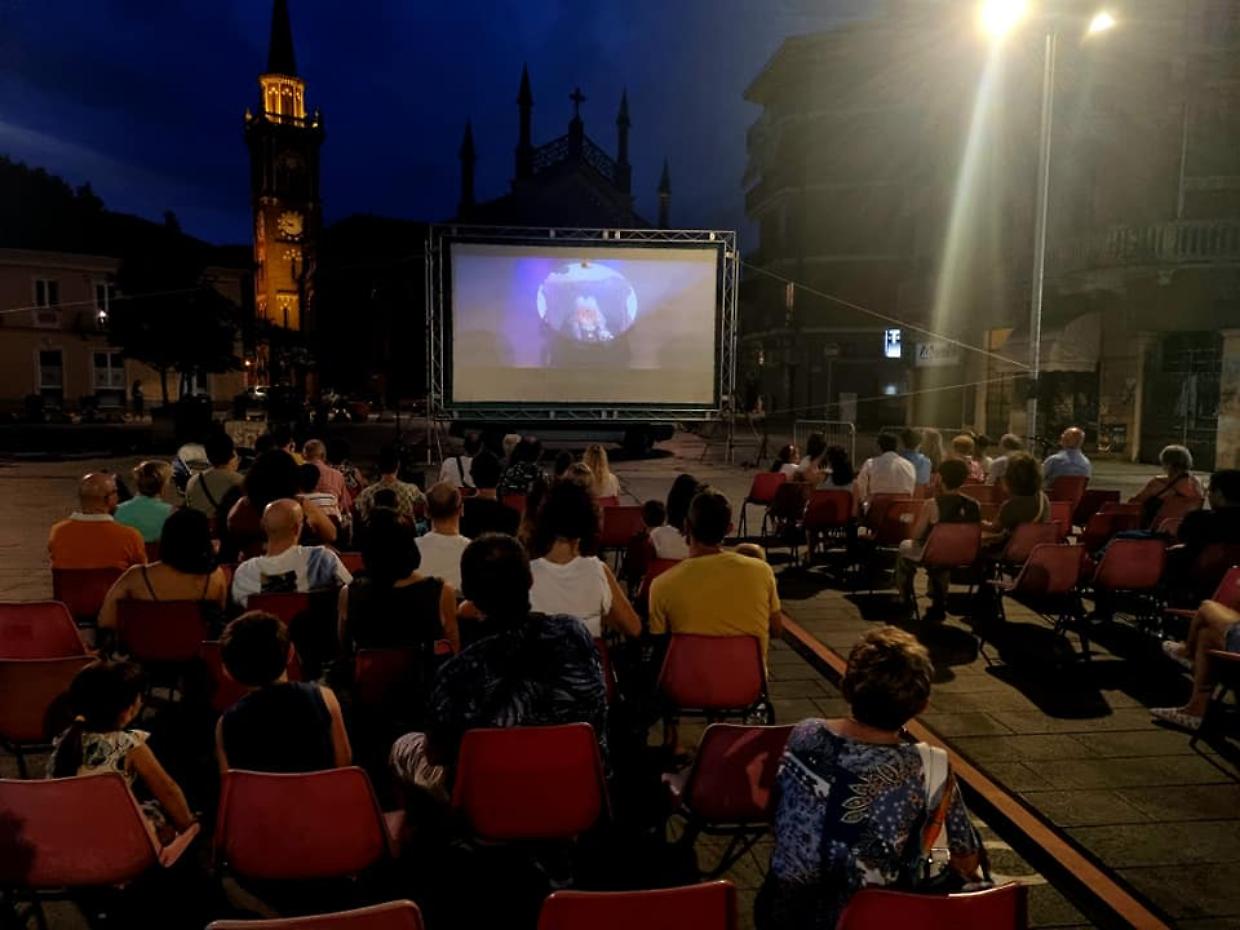 Cinema all'aperto in via Di Nanni pedonale