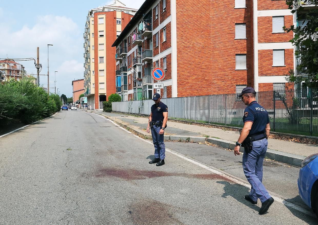 La polizia sul luogo del delitto in corso Toscana