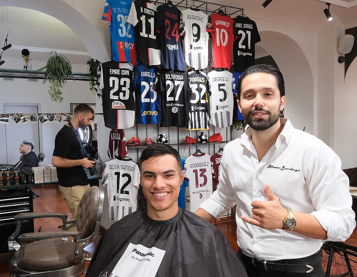 Il barbiere dei calciatori taglia i capelli gratis ai giovani tifosi