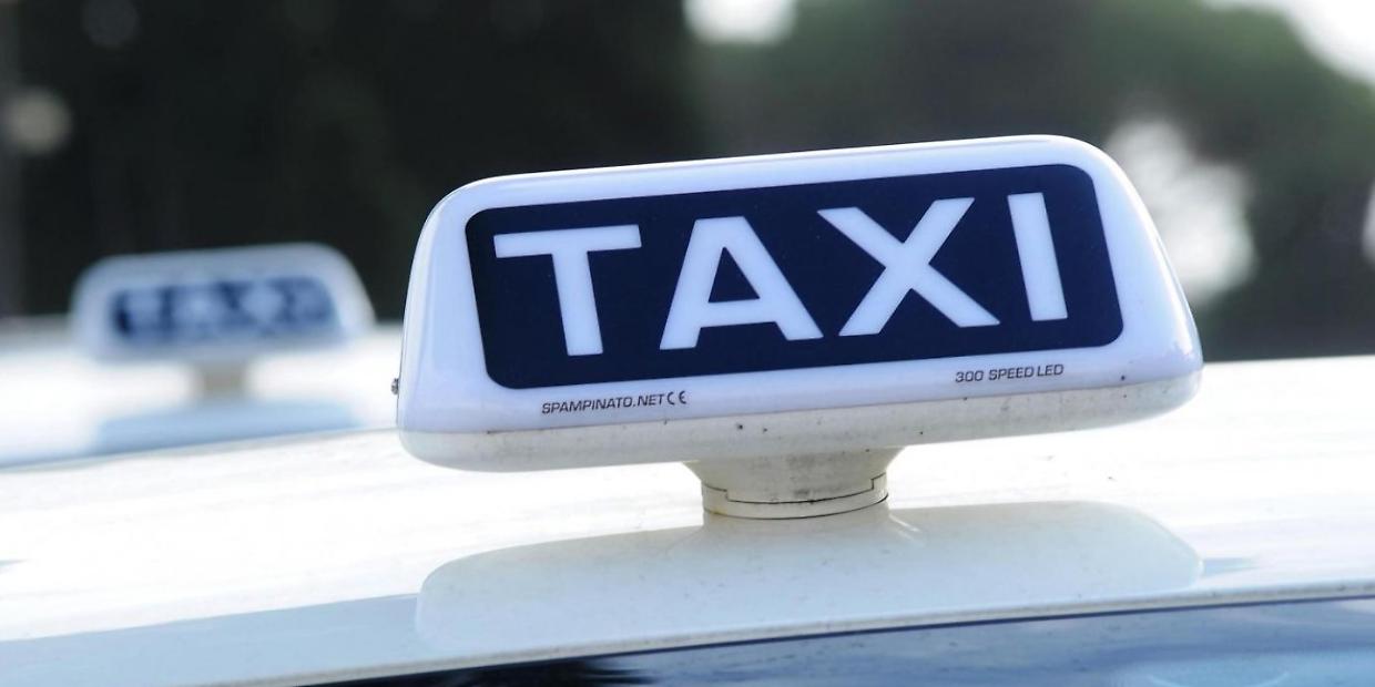 Anziana investita da taxi pirata, è grave