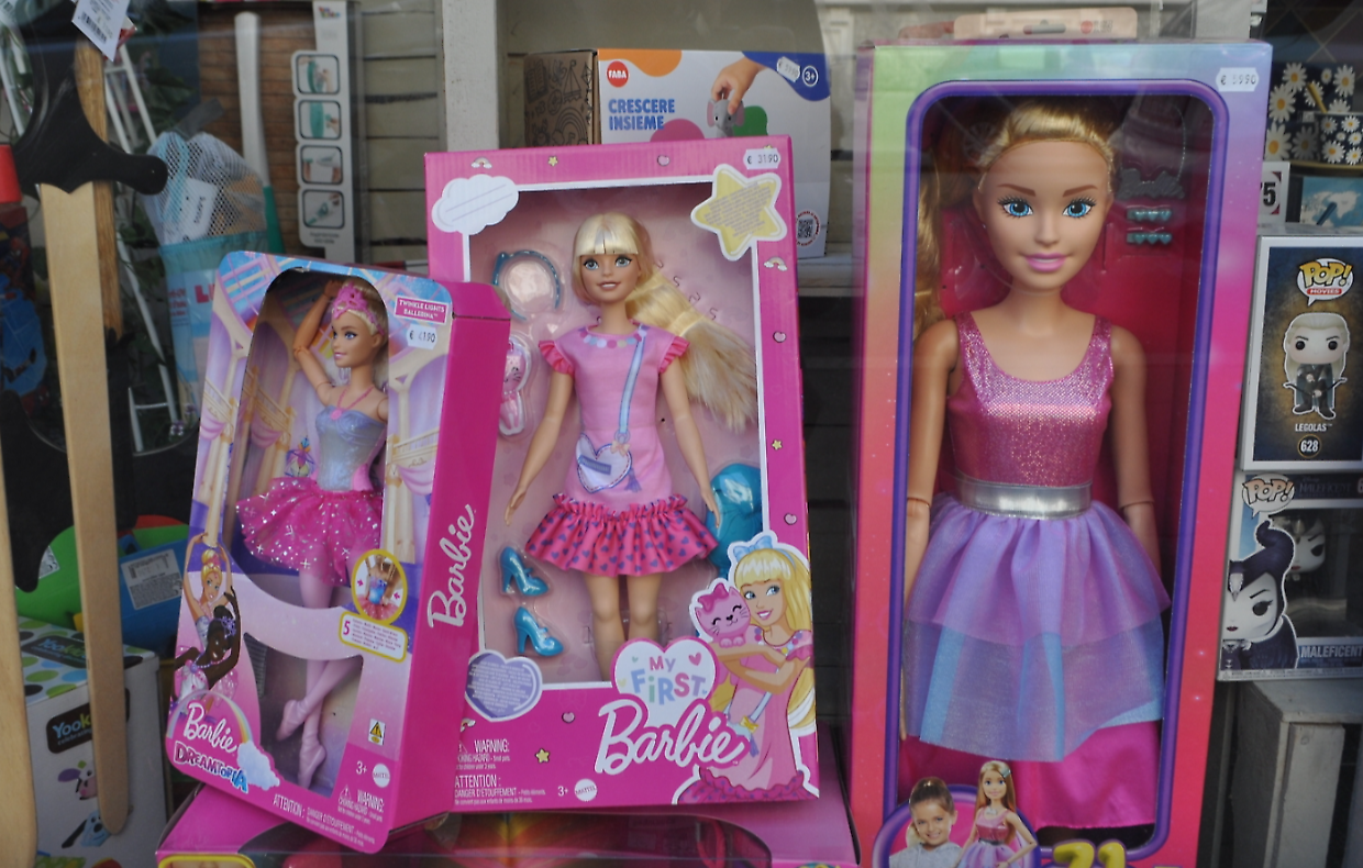 A Torino i negozi di giocattoli espongono Barbie in vetrina