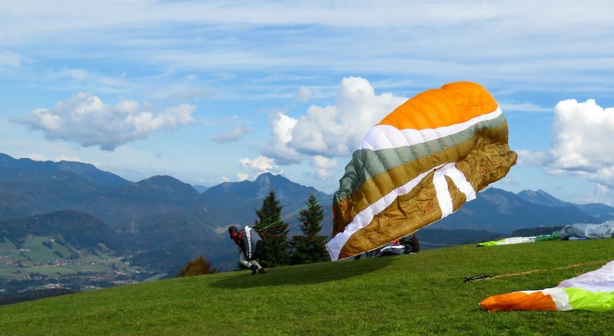 Precipita con il parapendio, muore una giovane donna