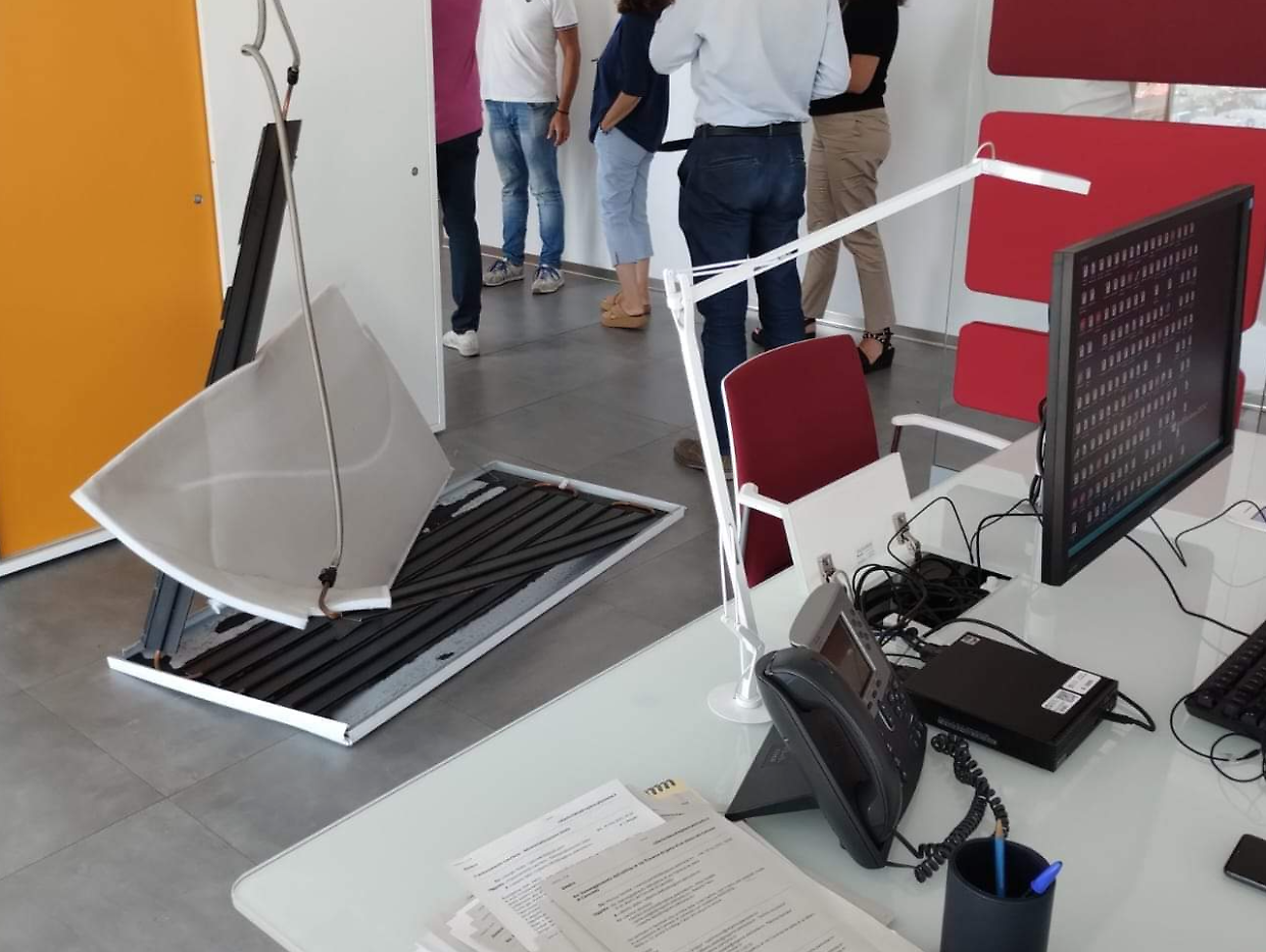 Crollo al grattacielo della Regione, cede un controsoffitto. I sindacati: «Si lavora dentro un cantiere, continui lavori in corso»