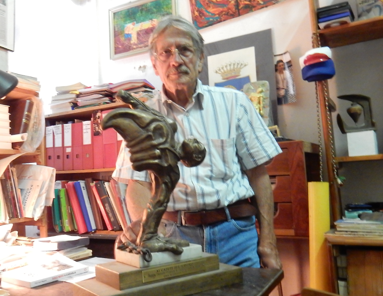 Il pittore e scultore Salvatore Vitale nel suo studio
