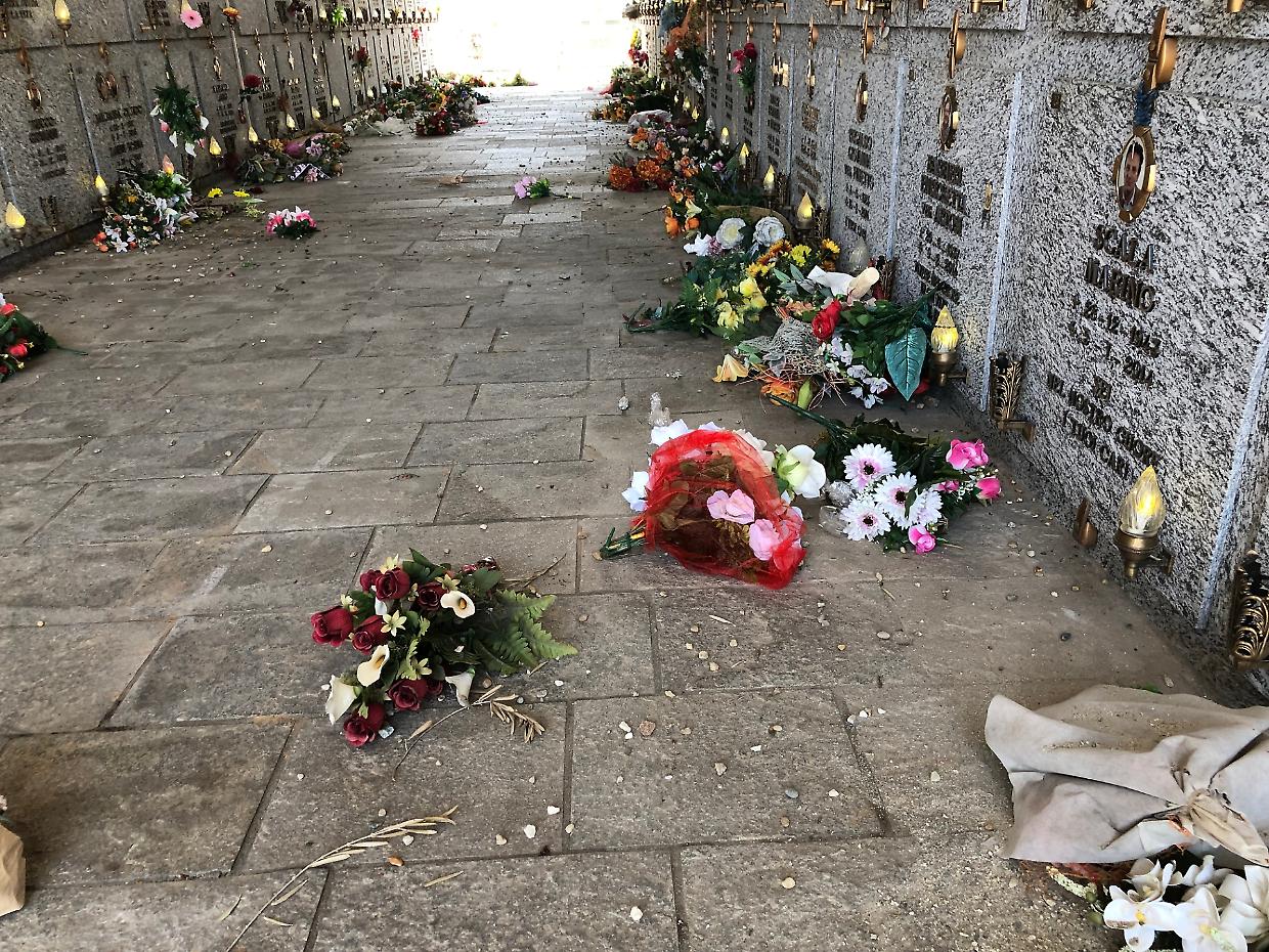 Devastato il cimitero di Rivalta: rubati i vasi di mille tombe
