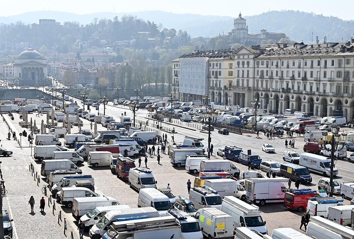 Ambulanti sulle barricate: «Invadiamo piazza Vittorio per non fallire»