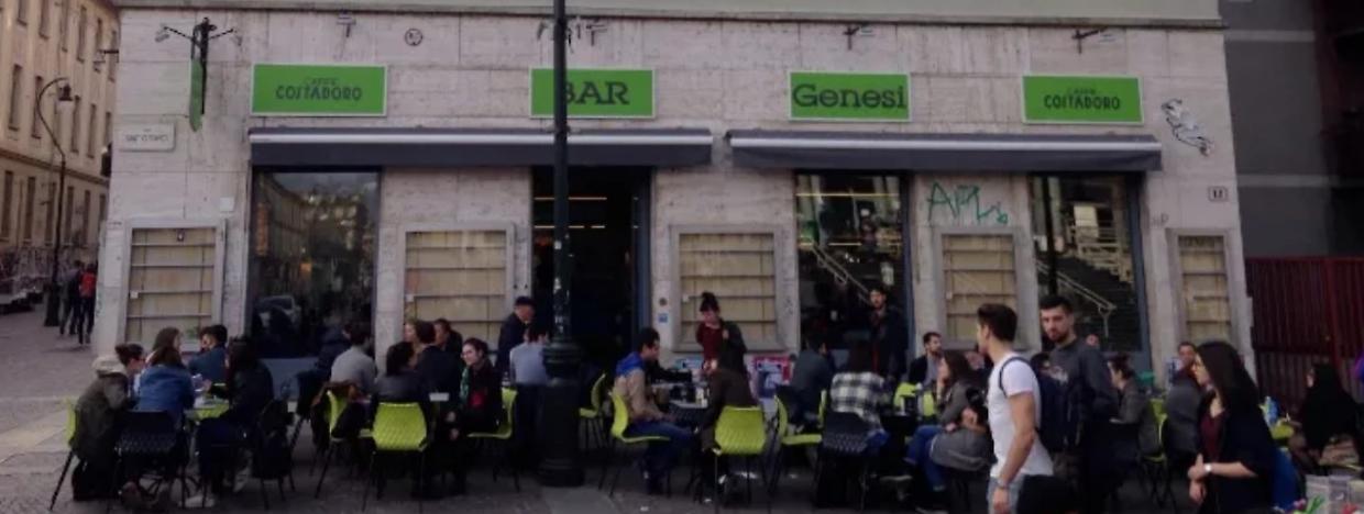 Il Bar Genesi davanti a Palazzo Nuovo