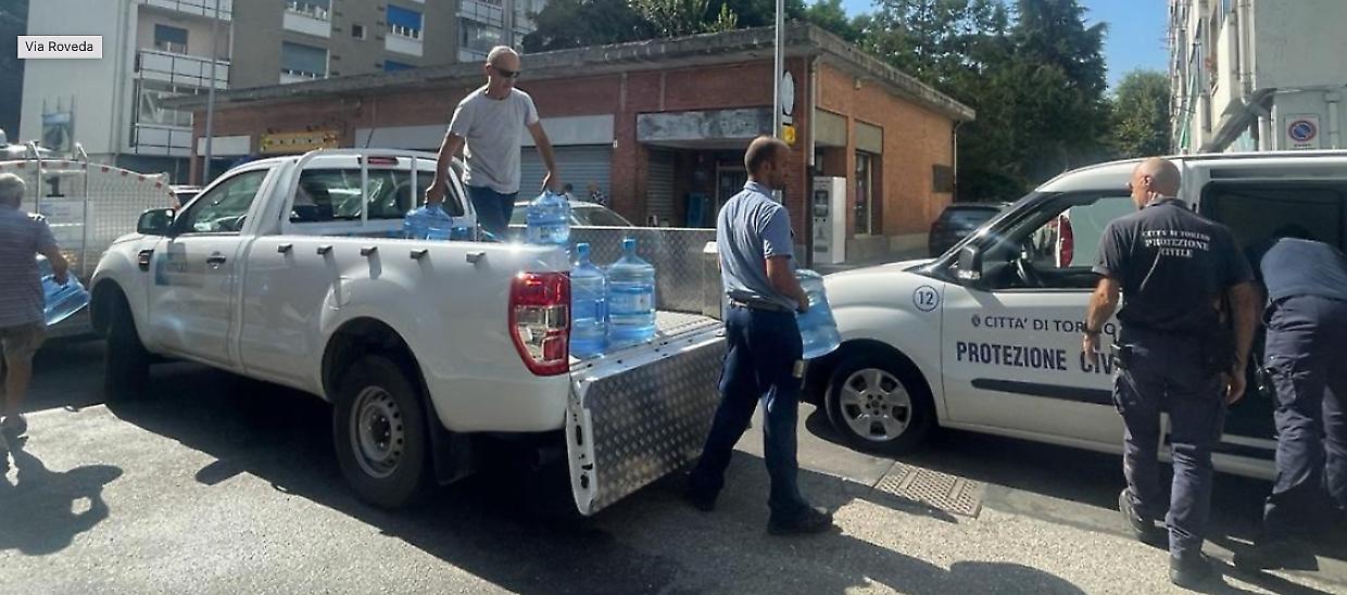 La Protezione Civile porta i boccioni agli abitanti di Mirafiori