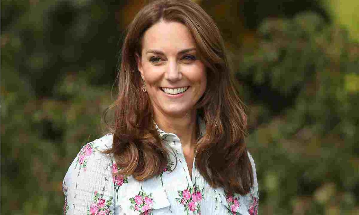 Sexy e trasparente: il vestito di Kate che ha fatto innamorare William venduto all'asta