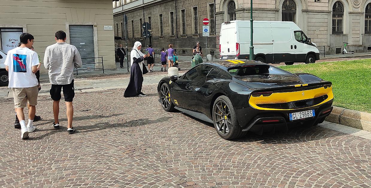 La Ferrari in malasosta nell'area pedonale accende le proteste: «La righerei tutta»