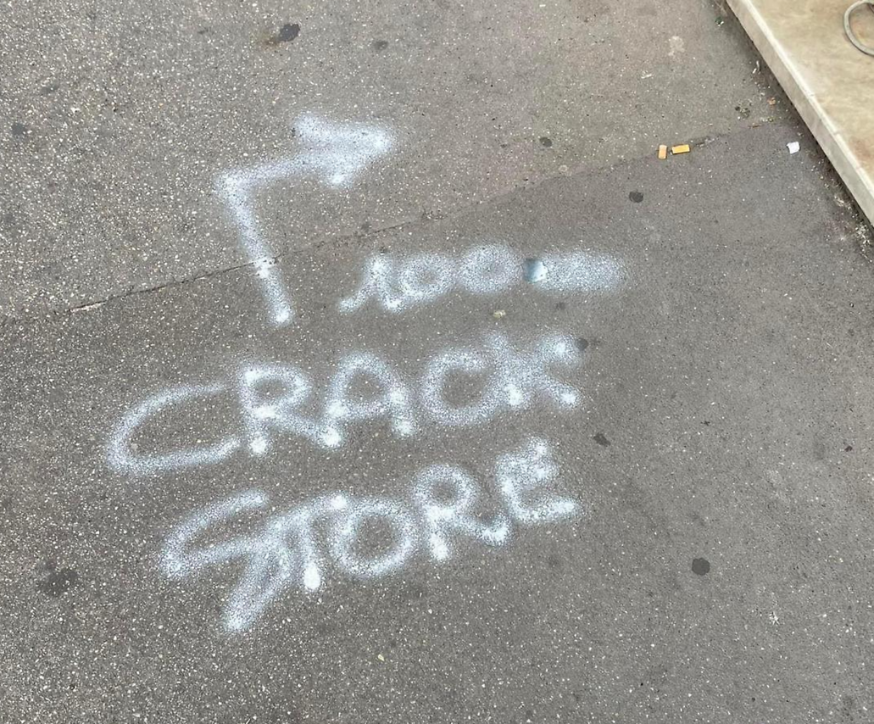 La scritta "Crack store" comparsa sul marciapiede