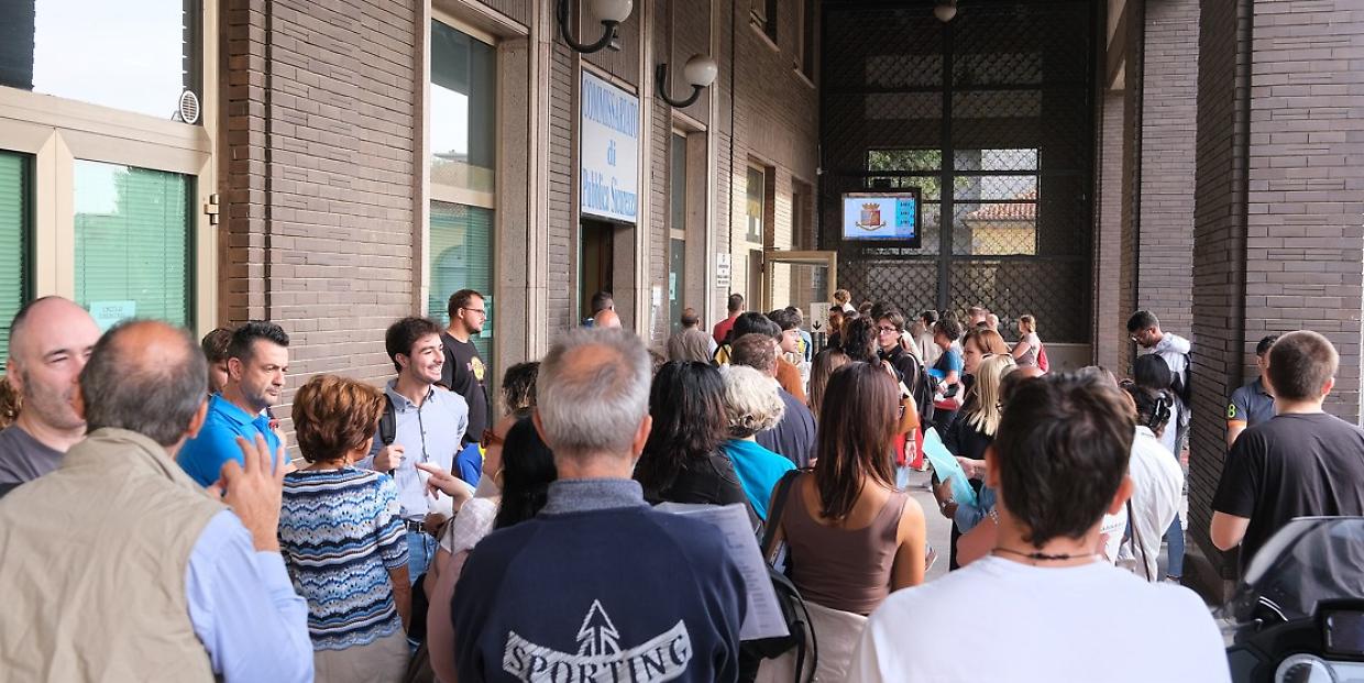 Ore di attesa per il passaporto: «Non siamo riusciti a partire»