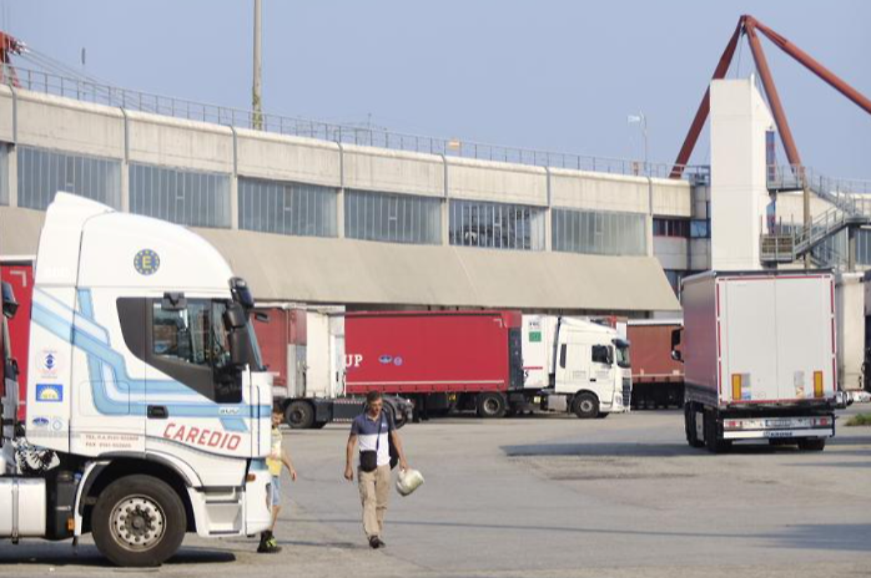Operaio schiacciato in azienda a 22 anni: forse lo scaffale era troppo carico