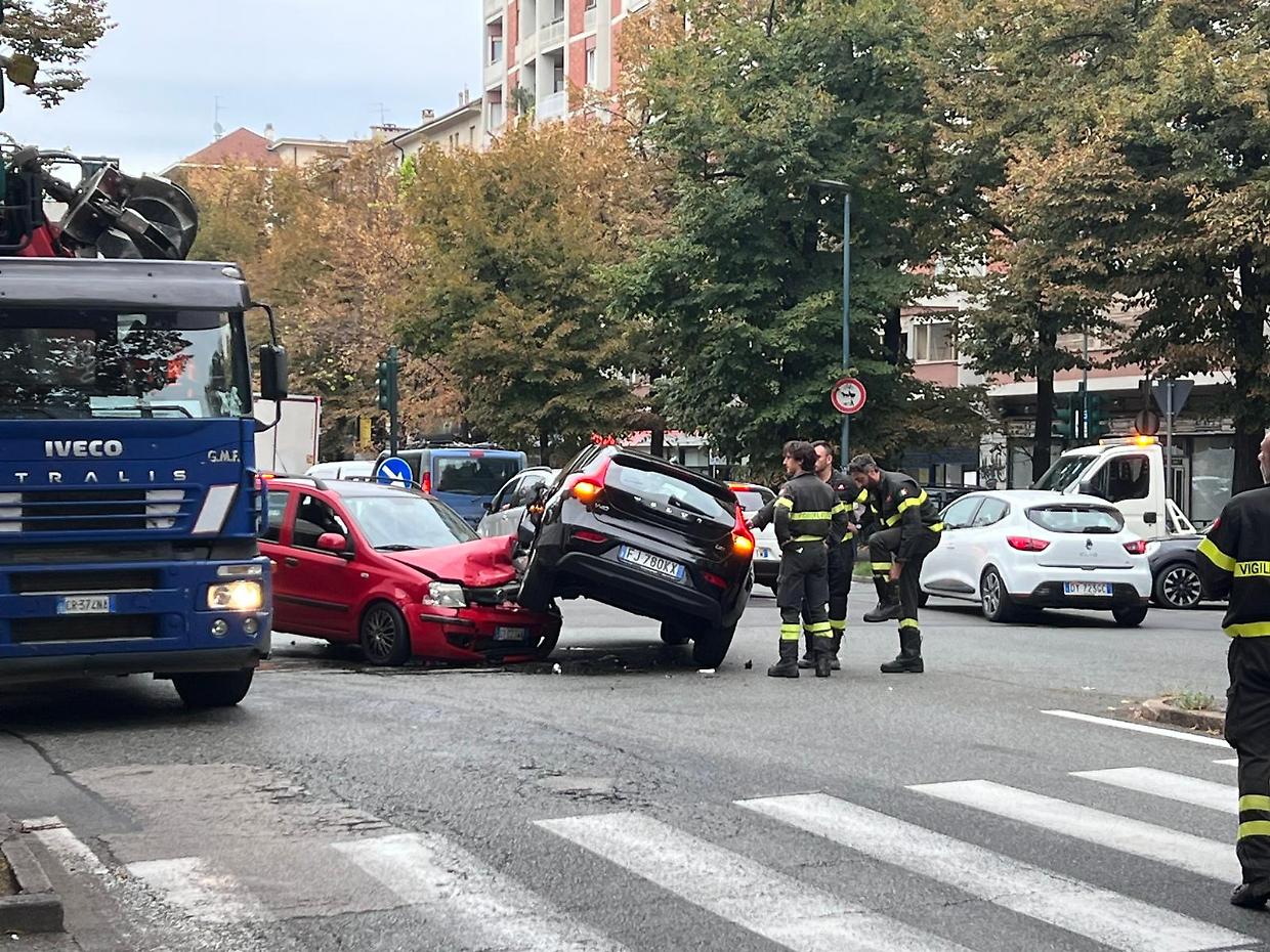 Frontale tra due auto all'incrocio, il traffico va in tilt