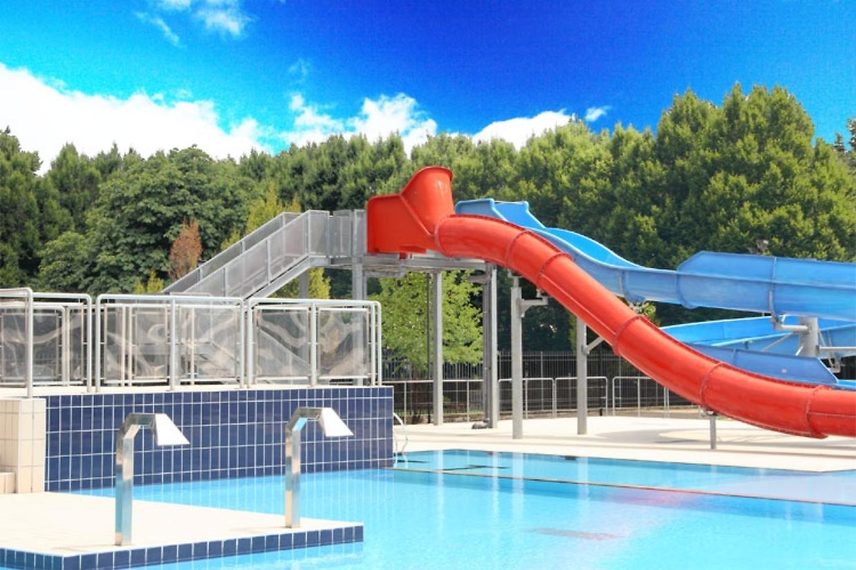 La piscina Trecate di via Alecsandri