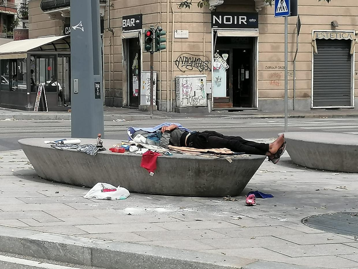 Il clochard immortalato da un lettore in largo Brescia