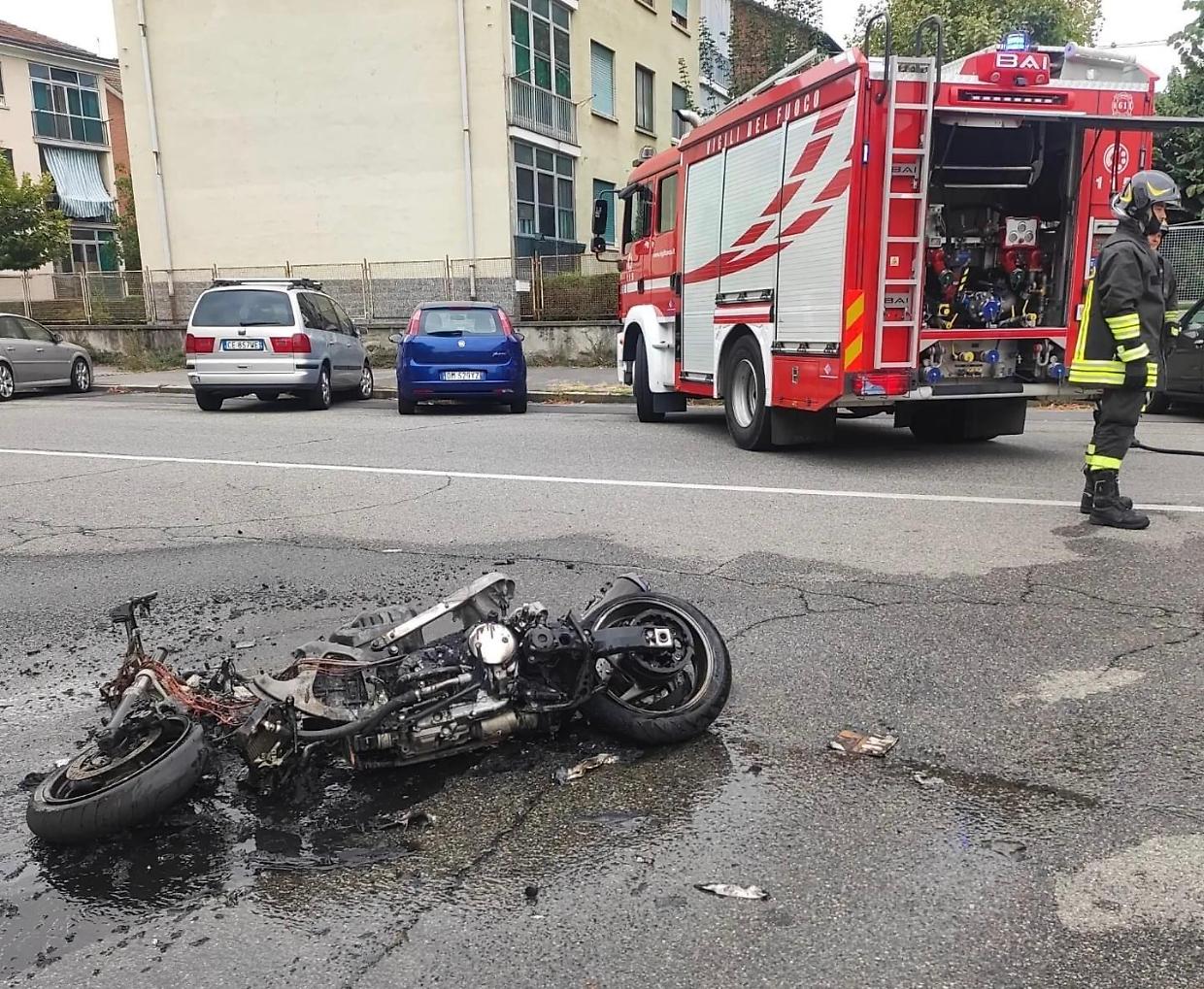 La moto incendiata in via Cravero dopo la rissa