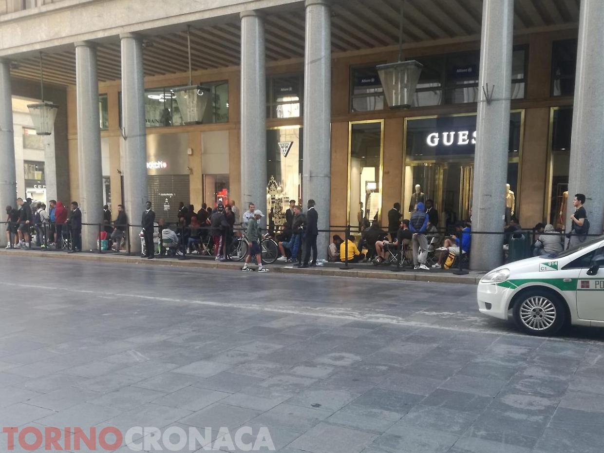 Torino, tutti in coda in via Roma per il nuovo Swatch