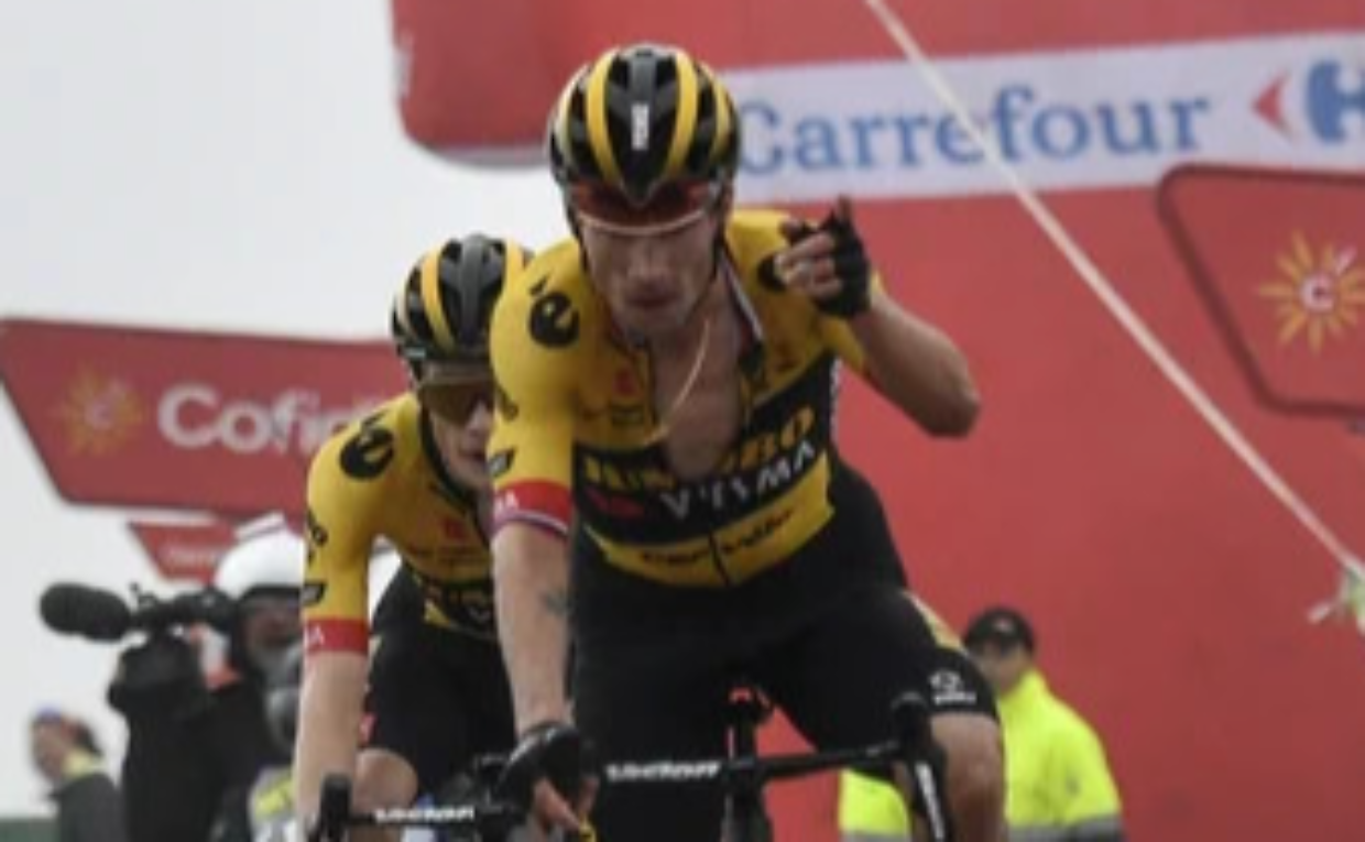 Primoz Roglic trionfa all'Angliru