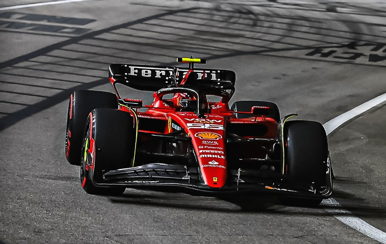 Furia Rossa a Singapore: Sainz e Leclerc volano davanti a tutti
