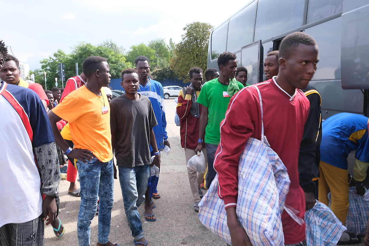 Da Lampedusa a Torino dopo lo schianto del bus, arrivano 60 migranti: «Così il centro esplode»
