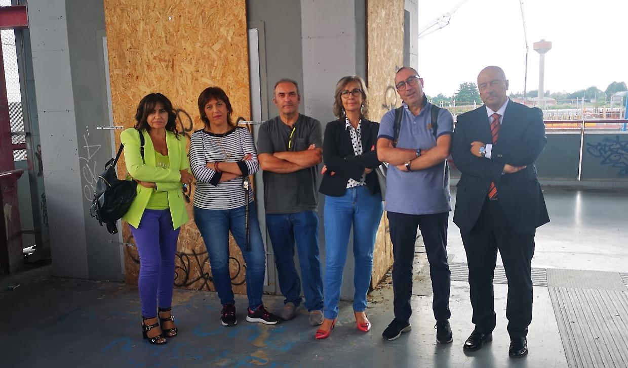 Gli esponenti del Pd davanti agli ascensori della stazione