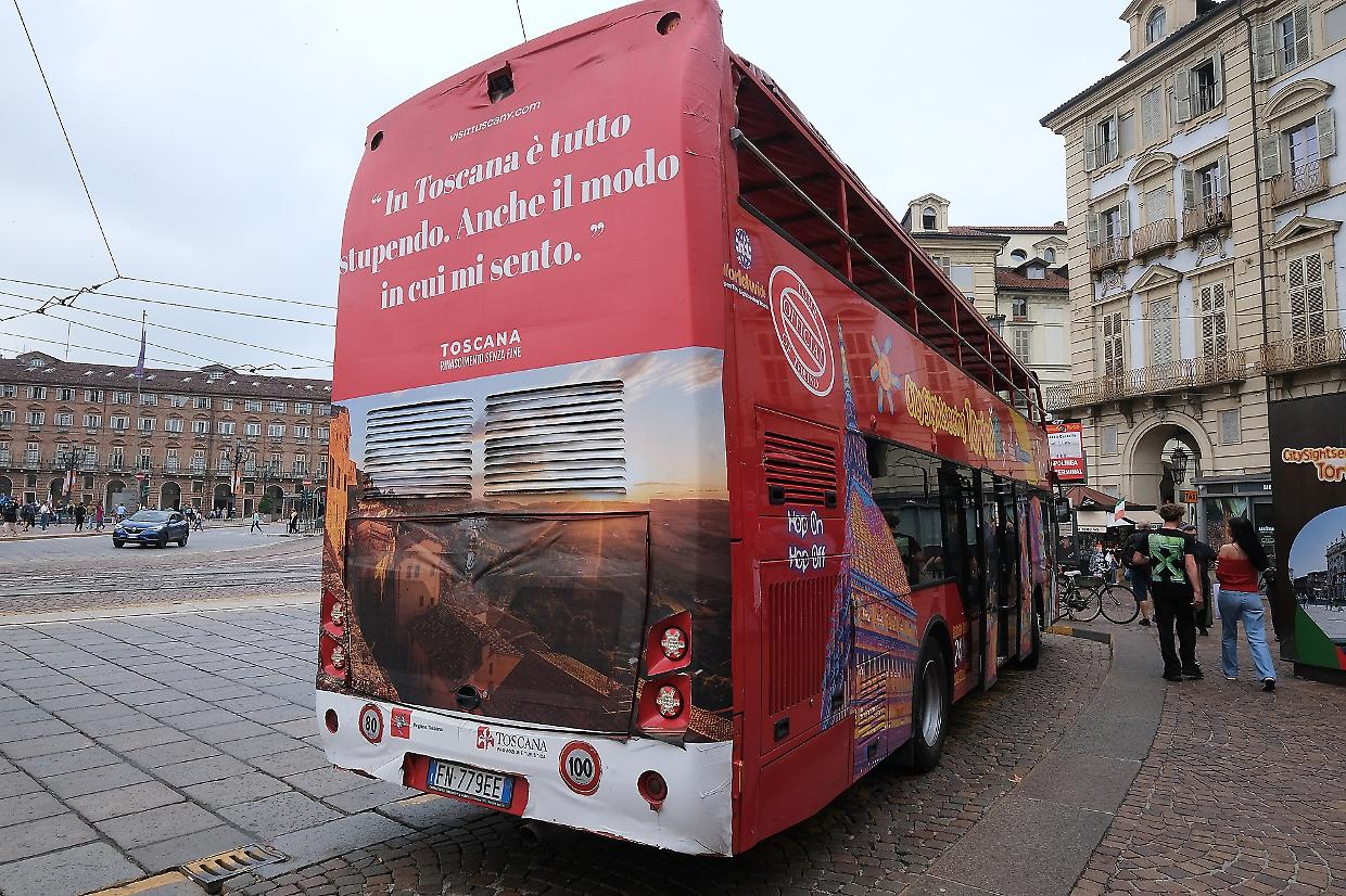 Il bus turistico della città di Torino promuove la Toscana