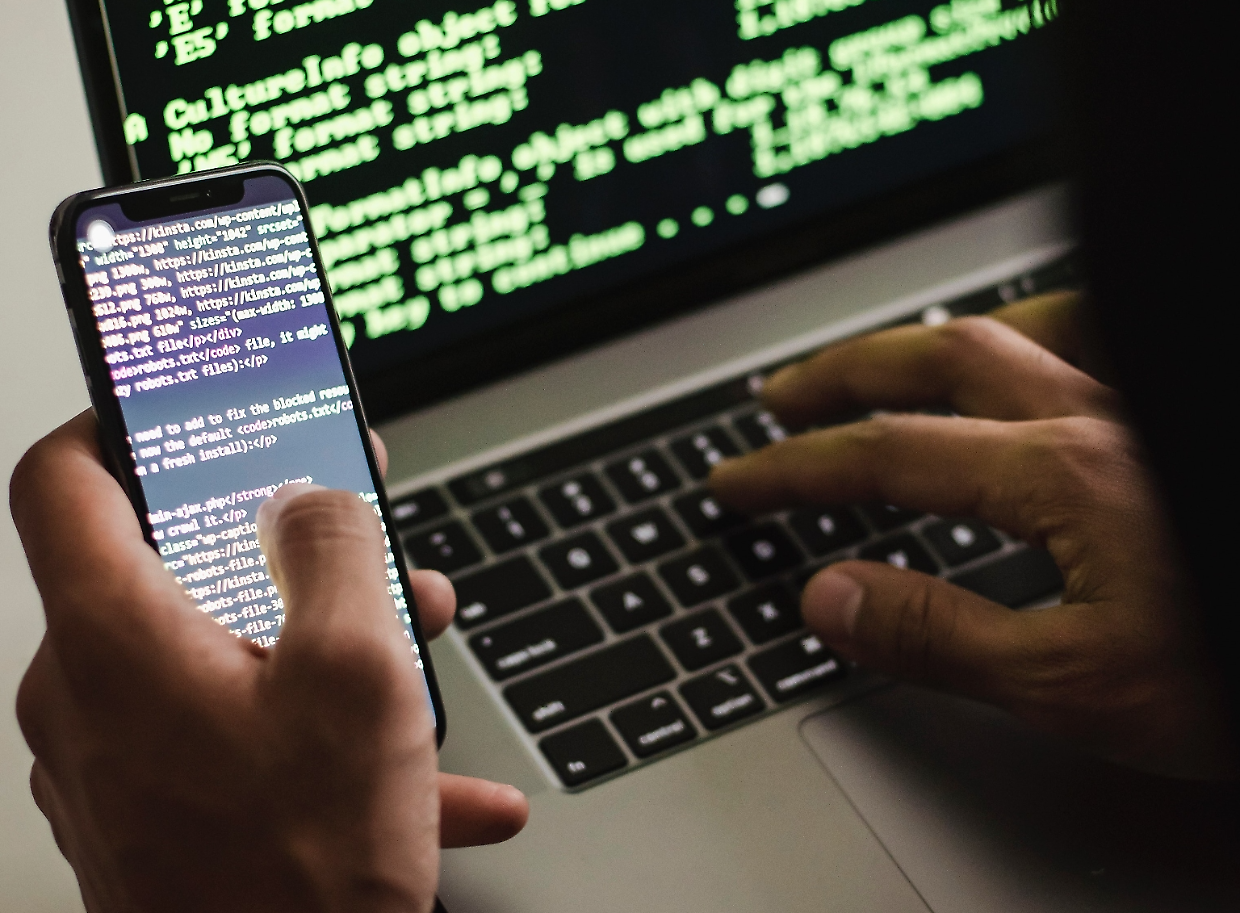  Tredicenne adescata in chat e costretta a inviare foto e video "hard"