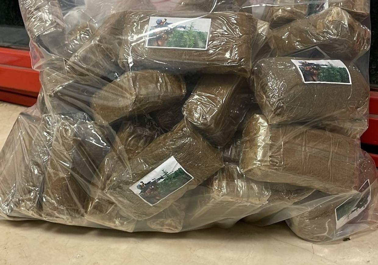 Aveva cinque chili di droga nello zaino, arrestato